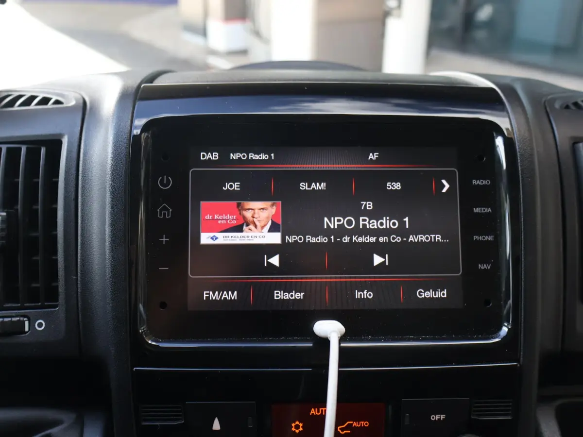 2.2D 140 PK BAKWAGEN MEUBELBAK LAADKLEP 1000 KG DHOLLANDIA + CAMERA | CARPLAY | CRUISE | CLIMATE