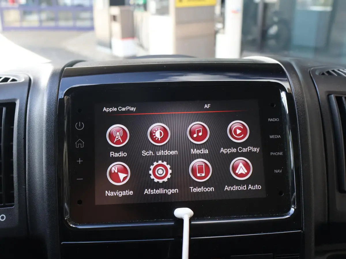 2.2D 140 PK BAKWAGEN MEUBELBAK LAADKLEP 1000 KG DHOLLANDIA + CAMERA | CARPLAY | CRUISE | CLIMATE