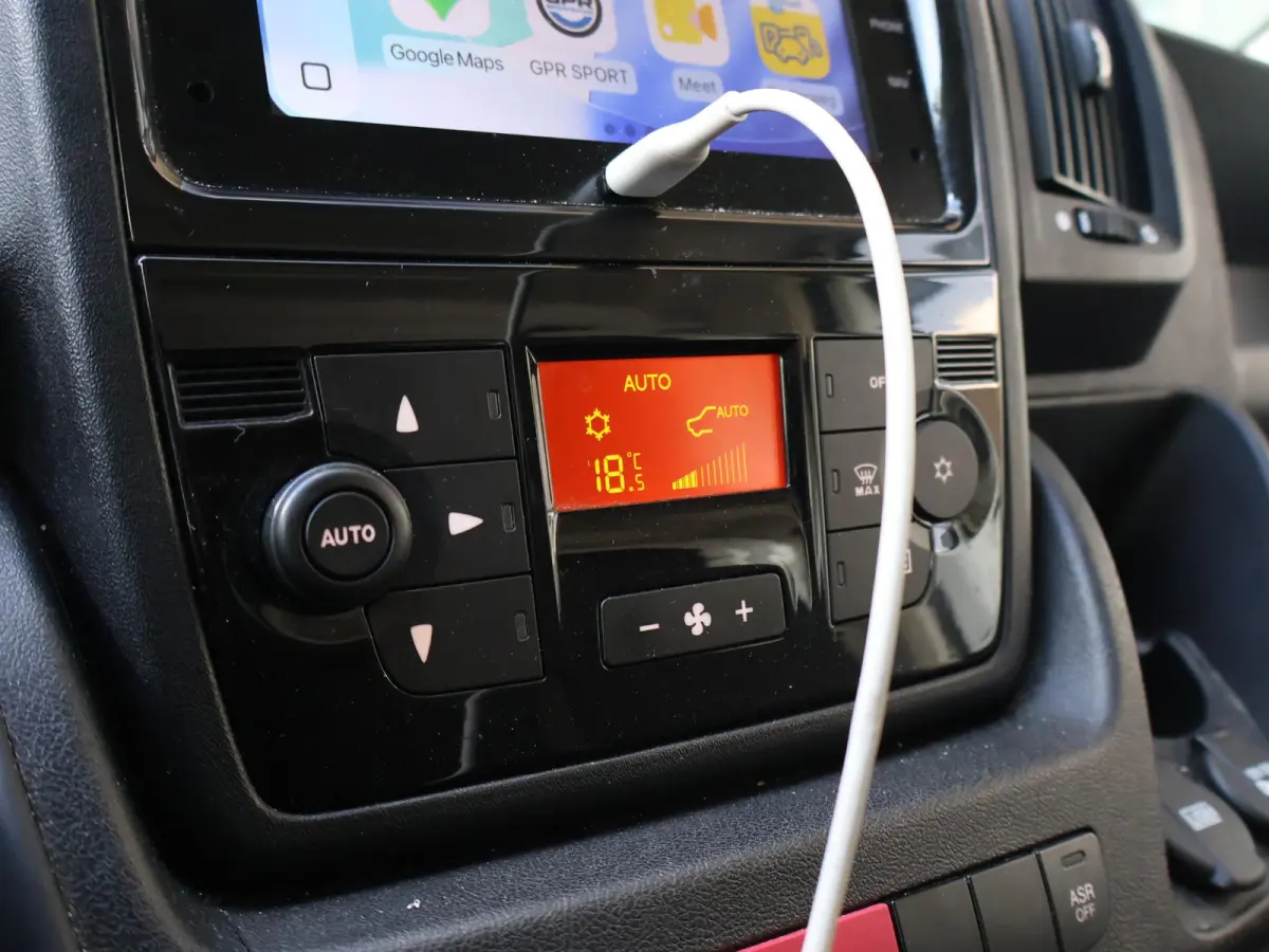 2.2D 140 PK BAKWAGEN MEUBELBAK LAADKLEP 1000 KG DHOLLANDIA + CAMERA | CARPLAY | CRUISE | CLIMATE
