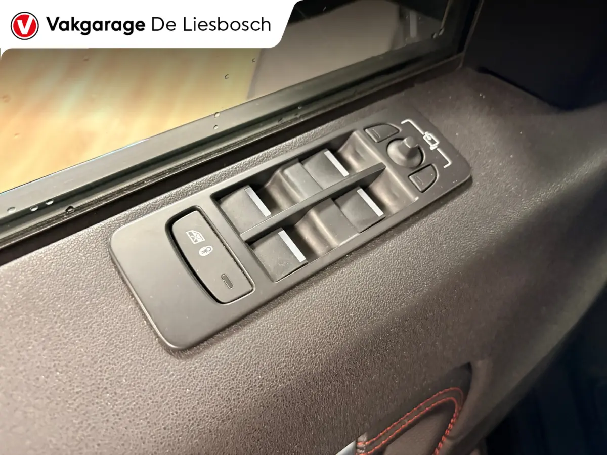 P300e 1.5 R-Dynamic HSE/ leder / Panoramadak / Meridian / 360 camera / head-up
