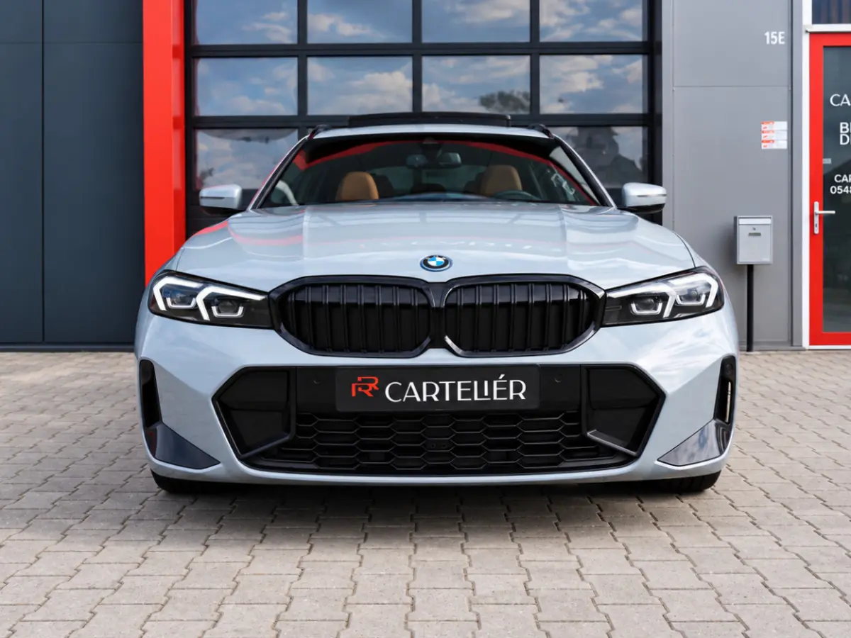 330e M-Sport Brooklyn Grau | Pano | Leder | Head-Up | Camera | Carplay | Digital Dash | Cognac Leder | Led | Trekhaak | Android Auto | Stoelverwarming | Cruisecontrol | Lane Assist | Draadlo