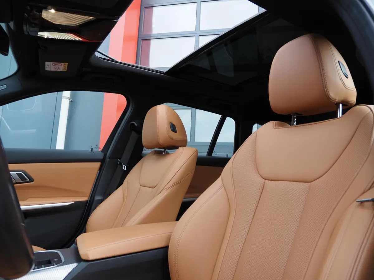 330e M-Sport Brooklyn Grau | Pano | Leder | Head-Up | Camera | Carplay | Digital Dash | Cognac Leder | Led | Trekhaak | Android Auto | Stoelverwarming | Cruisecontrol | Lane Assist | Draadlo