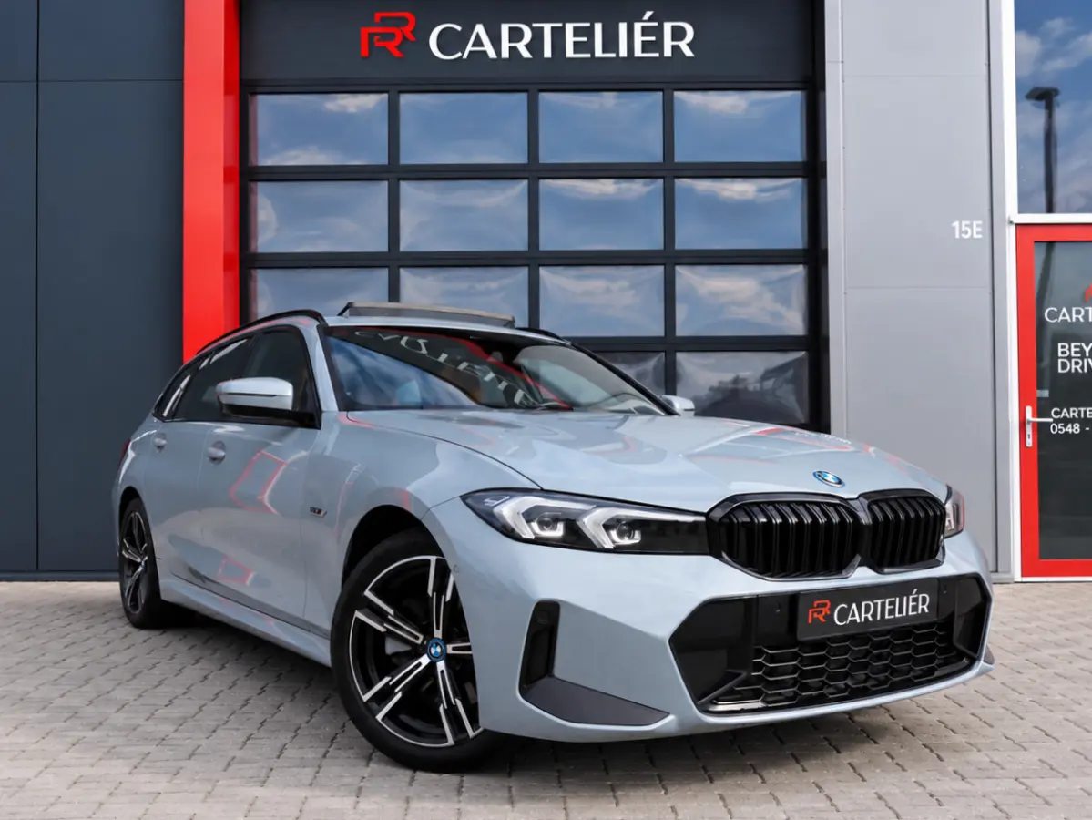 330e M-Sport Brooklyn Grau | Pano | Leder | Head-Up | Camera | Carplay | Digital Dash | Cognac Leder | Led | Trekhaak | Android Auto | Stoelverwarming | Cruisecontrol | Lane Assist | Draadlo