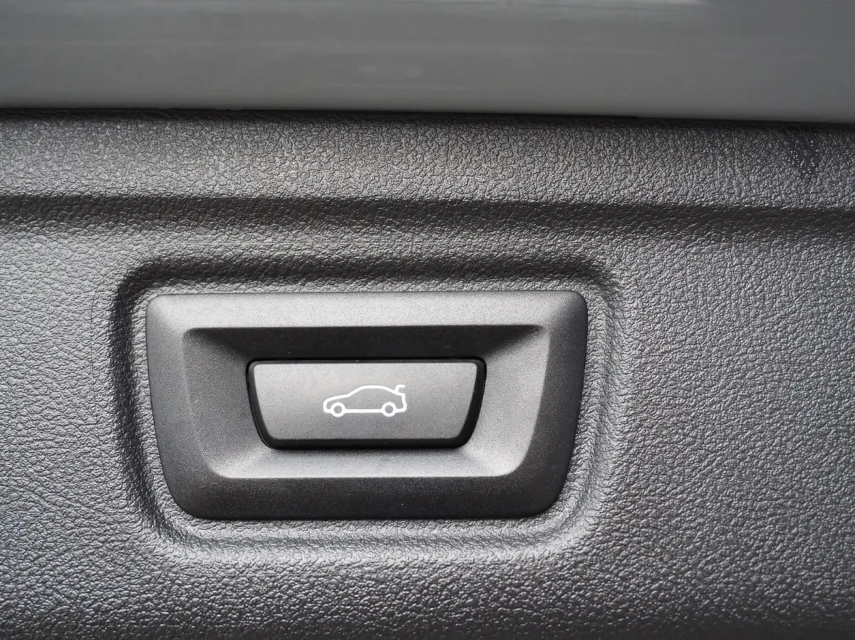 330e M-Sport Brooklyn Grau | Pano | Leder | Head-Up | Camera | Carplay | Digital Dash | Cognac Leder | Led | Trekhaak | Android Auto | Stoelverwarming | Cruisecontrol | Lane Assist | Draadlo