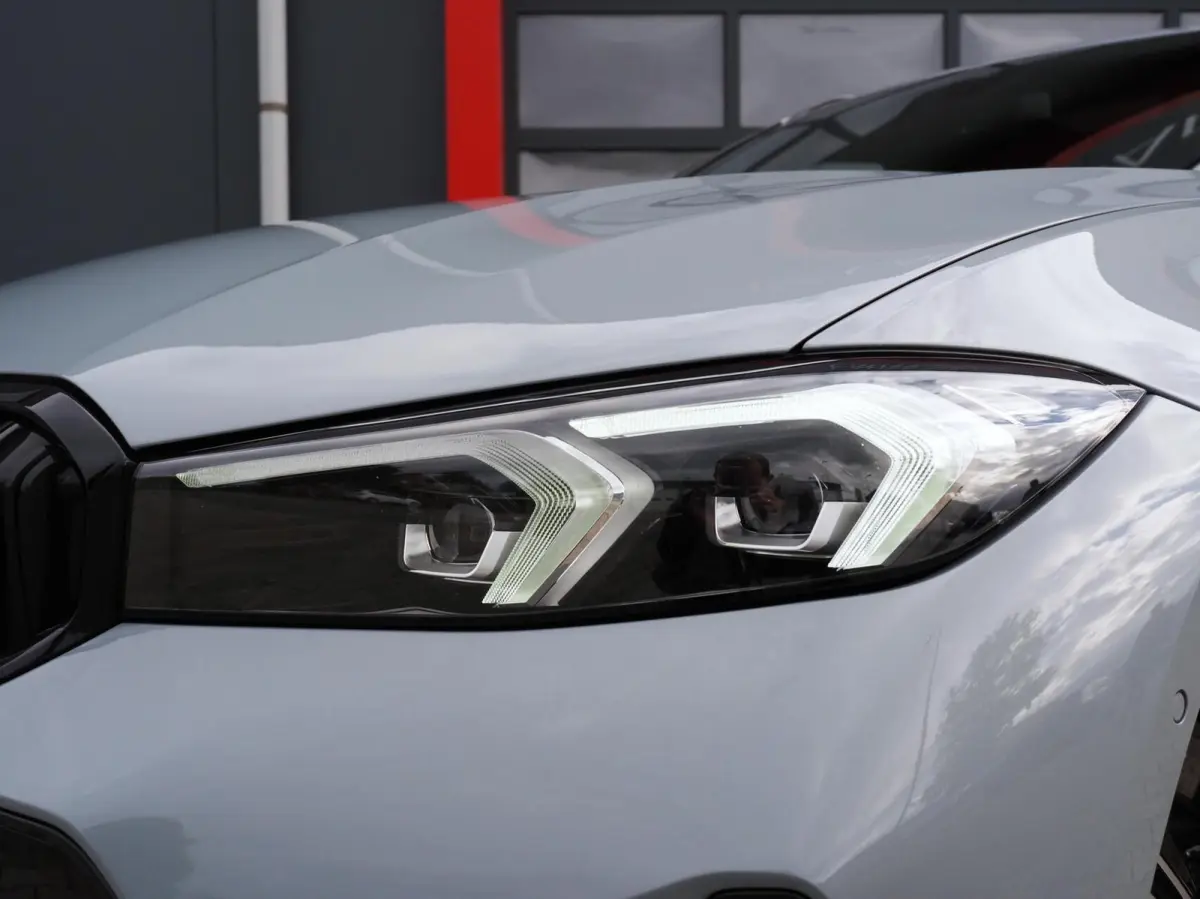 330e M-Sport Brooklyn Grau | Pano | Leder | Head-Up | Camera | Carplay | Digital Dash | Cognac Leder | Led | Trekhaak | Android Auto | Stoelverwarming | Cruisecontrol | Lane Assist | Draadlo