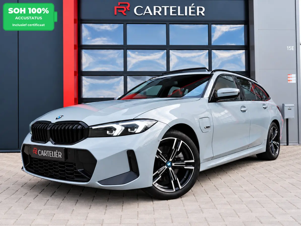 330e M-Sport Brooklyn Grau | Pano | Leder | Head-Up | Camera | Carplay | Digital Dash | Cognac Leder | Led | Trekhaak | Android Auto | Stoelverwarming | Cruisecontrol | Lane Assist | Draadlo