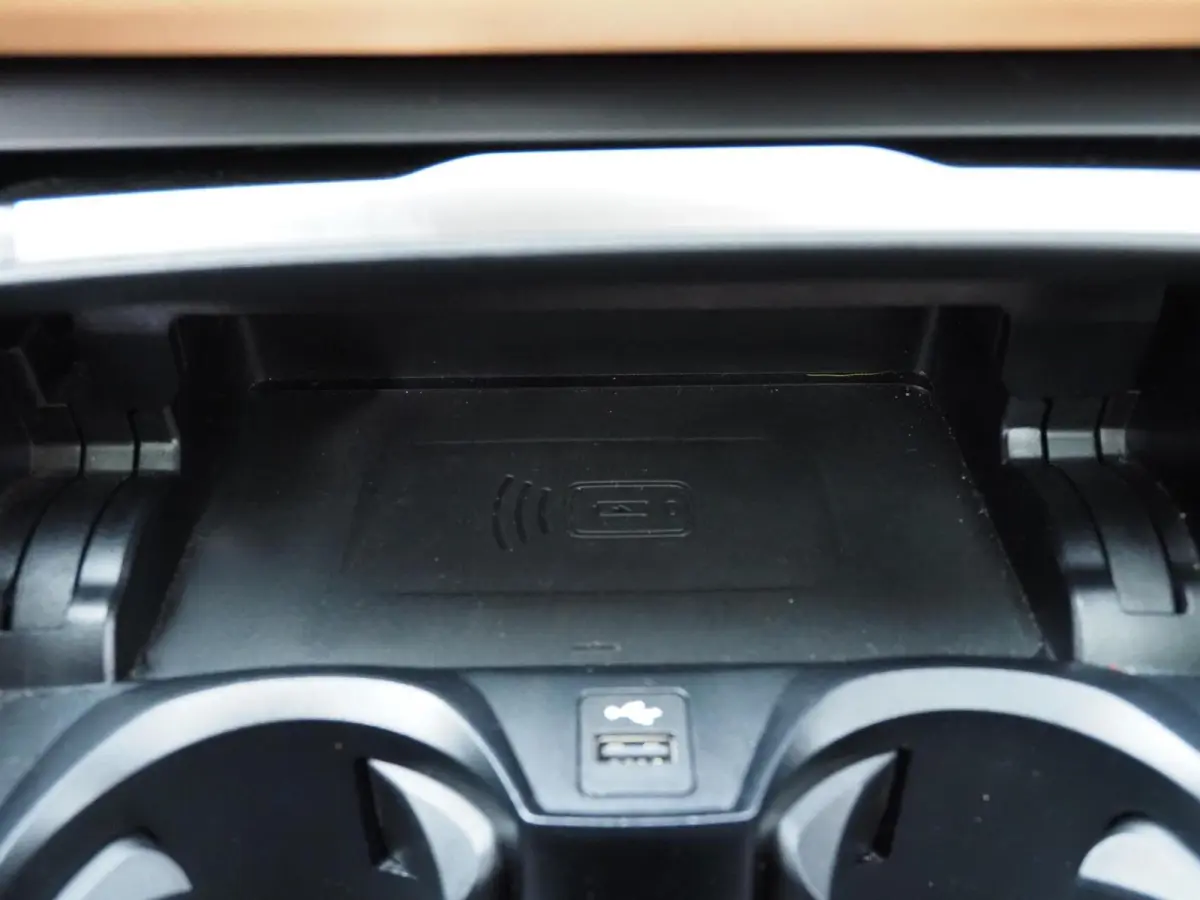 330e M-Sport Brooklyn Grau | Pano | Leder | Head-Up | Camera | Carplay | Digital Dash | Cognac Leder | Led | Trekhaak | Android Auto | Stoelverwarming | Cruisecontrol | Lane Assist | Draadlo