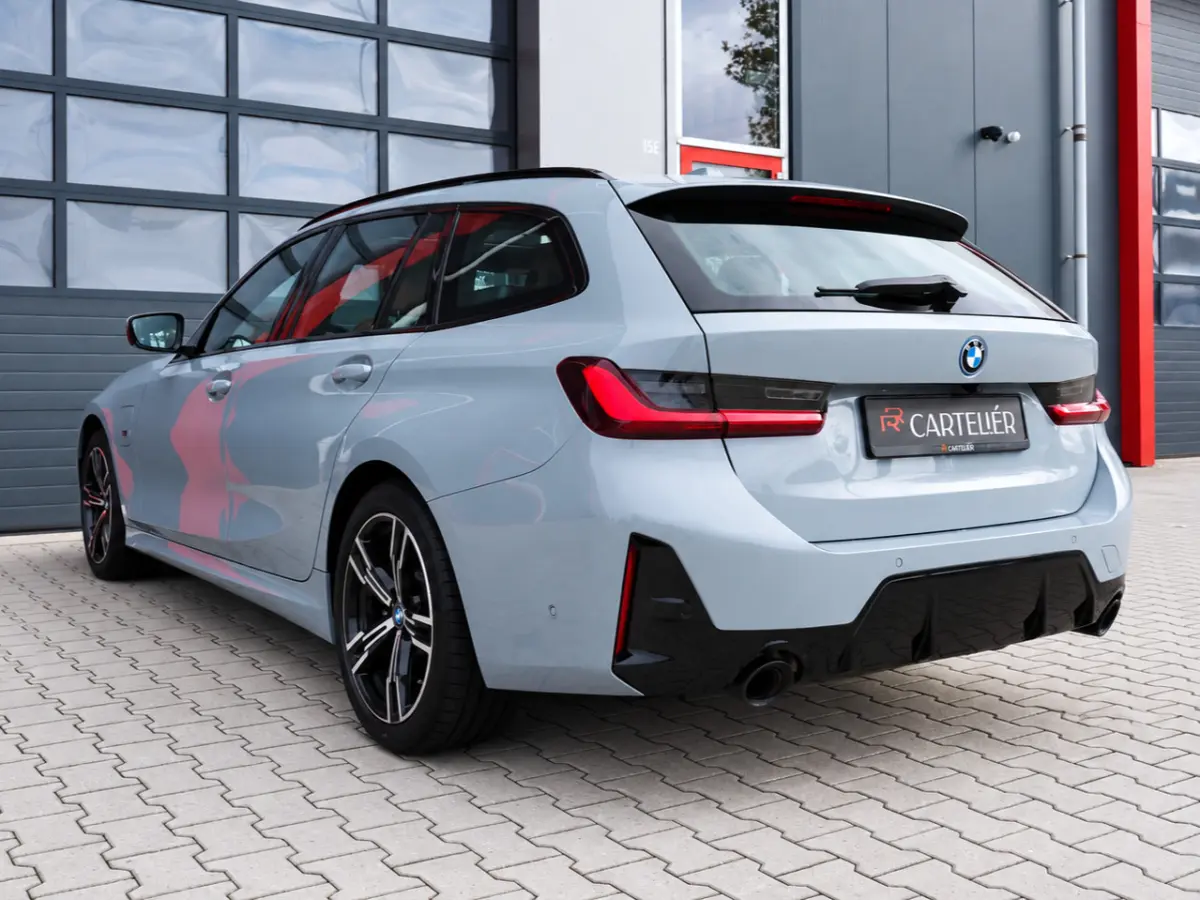 330e M-Sport Brooklyn Grau | Pano | Leder | Head-Up | Camera | Carplay | Digital Dash | Cognac Leder | Led | Trekhaak | Android Auto | Stoelverwarming | Cruisecontrol | Lane Assist | Draadlo