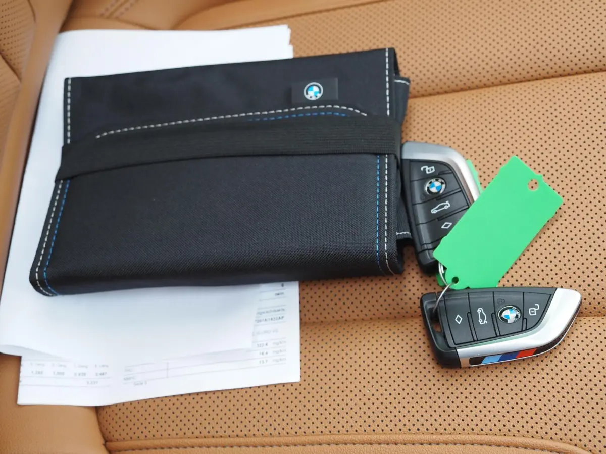 330e M-Sport Brooklyn Grau | Pano | Leder | Head-Up | Camera | Carplay | Digital Dash | Cognac Leder | Led | Trekhaak | Android Auto | Stoelverwarming | Cruisecontrol | Lane Assist | Draadlo