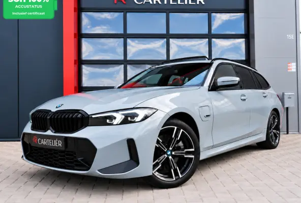 330e M-Sport Brooklyn Grau | Pano | Leder | Head-Up | Camera | Carplay | Digital Dash | Cognac Leder | Led | Trekhaak | Android Auto | Stoelverwarming | Cruisecontrol | Lane Assist | Draadlo
