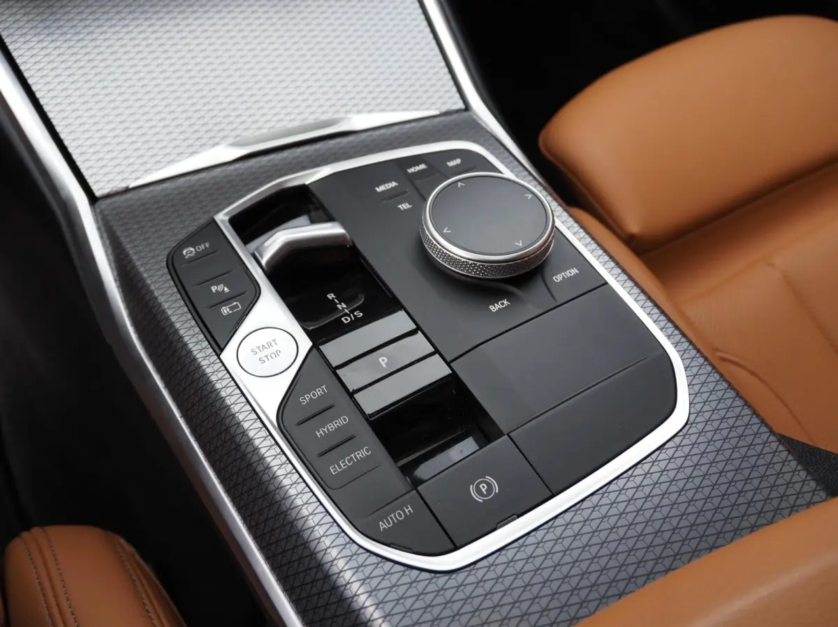 330e M-Sport Brooklyn Grau | Pano | Leder | Head-Up | Camera | Carplay | Digital Dash | Cognac Leder | Led | Trekhaak | Android Auto | Stoelverwarming | Cruisecontrol | Lane Assist | Draadlo