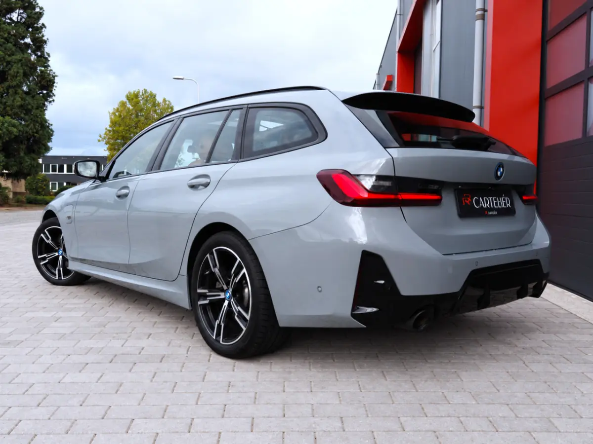330e M-Sport Brooklyn Grau | Pano | Leder | Head-Up | Camera | Carplay | Digital Dash | Cognac Leder | Led | Trekhaak | Android Auto | Stoelverwarming | Cruisecontrol | Lane Assist | Draadlo