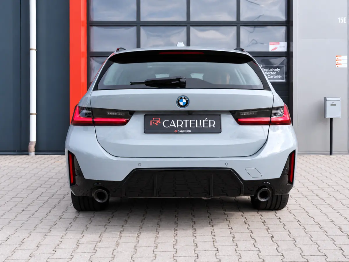 330e M-Sport Brooklyn Grau | Pano | Leder | Head-Up | Camera | Carplay | Digital Dash | Cognac Leder | Led | Trekhaak | Android Auto | Stoelverwarming | Cruisecontrol | Lane Assist | Draadlo
