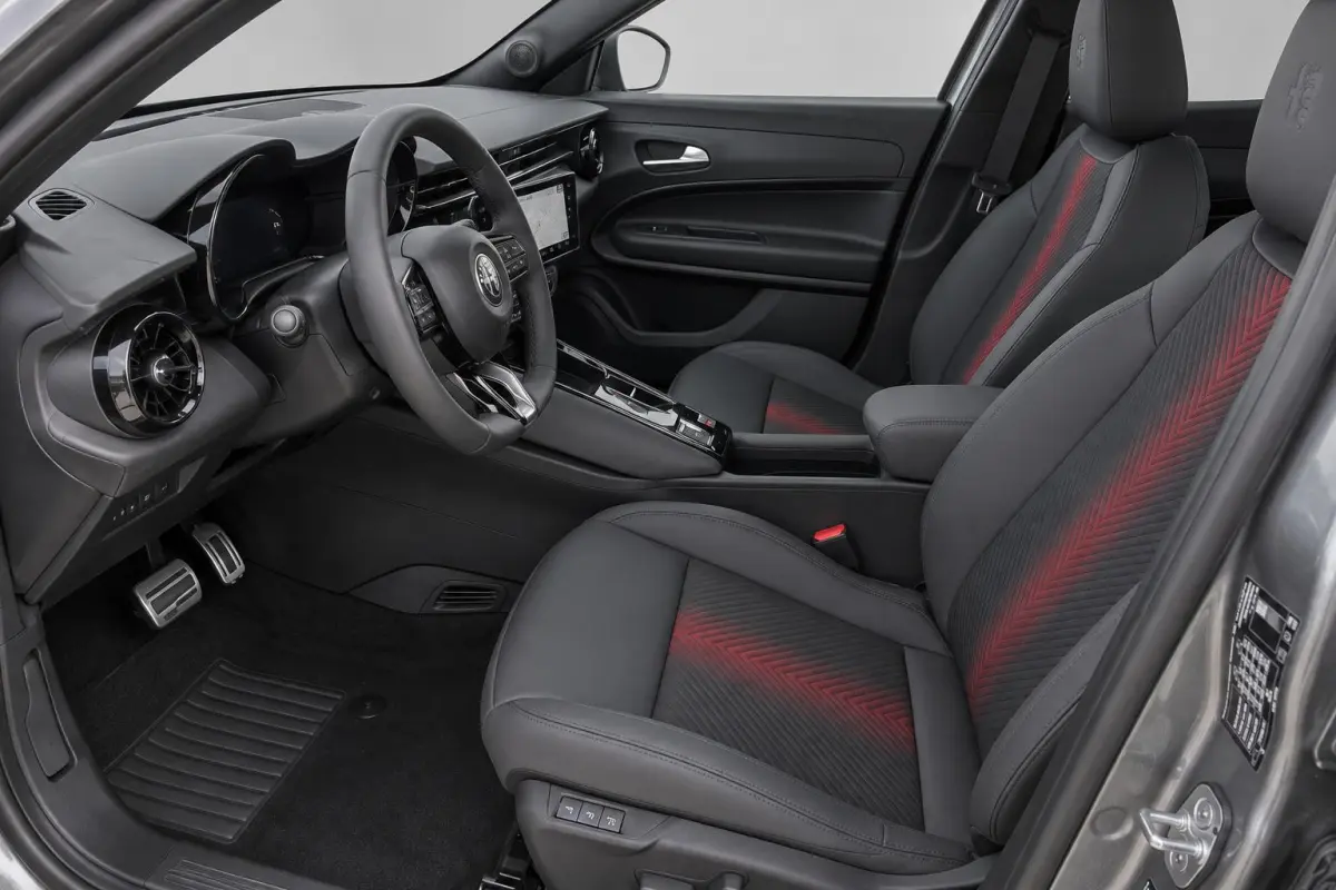 1.2 Turbo Hybrid Ibrida Ti | Navigatie | Parkeersensoren | Camera | Apple carplay/Android Auto | LMV 18" | Tecno Pack | Two-Tone lak |