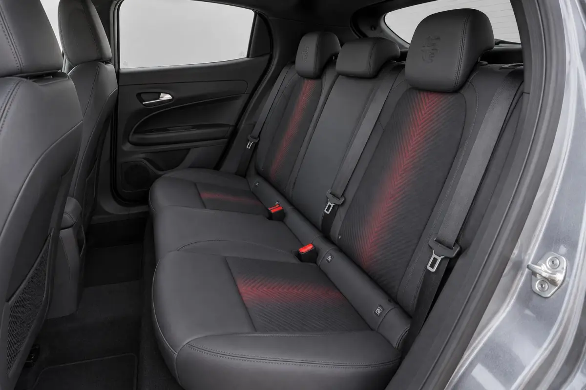 1.2 Turbo Hybrid Ibrida Ti | Navigatie | Parkeersensoren | Camera | Apple carplay/Android Auto | LMV 18" | Tecno Pack | Two-Tone lak |