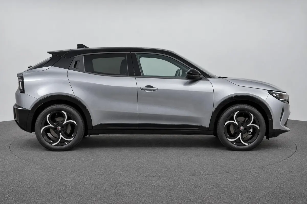 1.2 Turbo Hybrid Ibrida Ti | Navigatie | Parkeersensoren | Camera | Apple carplay/Android Auto | LMV 18" | Tecno Pack | Two-Tone lak |
