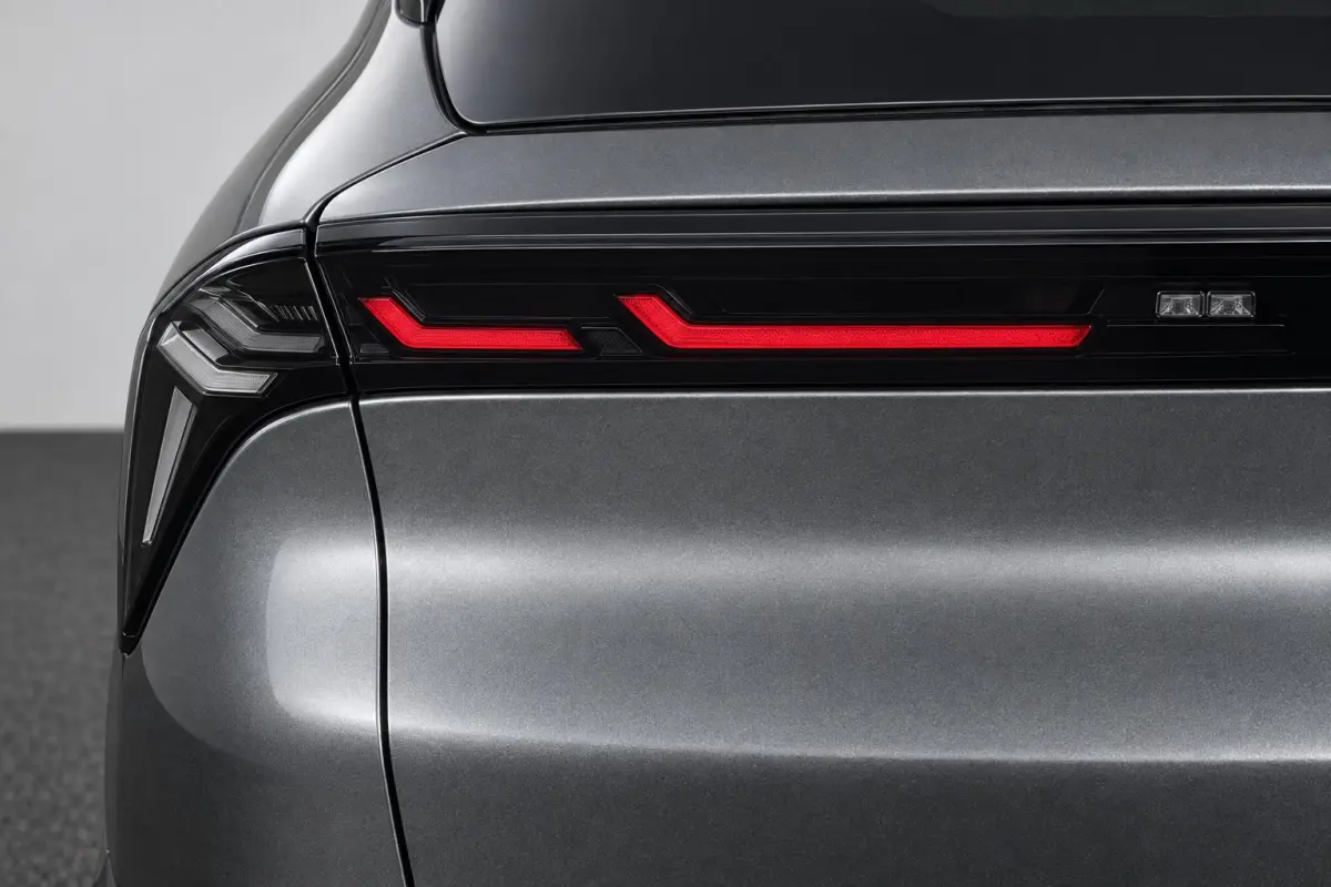 1.2 Turbo Hybrid Ibrida Ti | Navigatie | Parkeersensoren | Camera | Apple carplay/Android Auto | LMV 18" | Tecno Pack | Two-Tone lak |