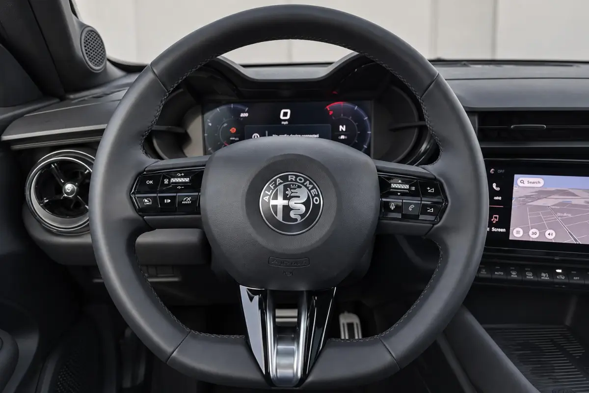 1.2 Turbo Hybrid Ibrida Ti | Navigatie | Parkeersensoren | Camera | Apple carplay/Android Auto | LMV 18" | Tecno Pack | Two-Tone lak |