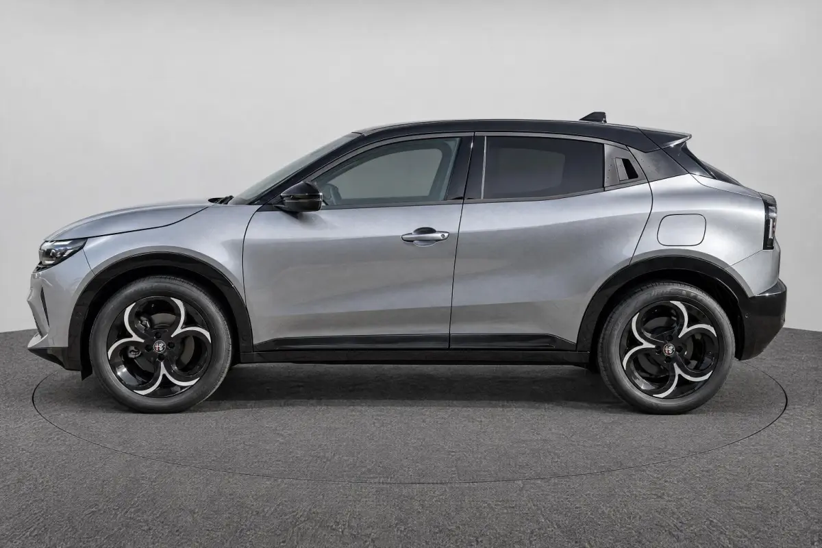 1.2 Turbo Hybrid Ibrida Ti | Navigatie | Parkeersensoren | Camera | Apple carplay/Android Auto | LMV 18" | Tecno Pack | Two-Tone lak |