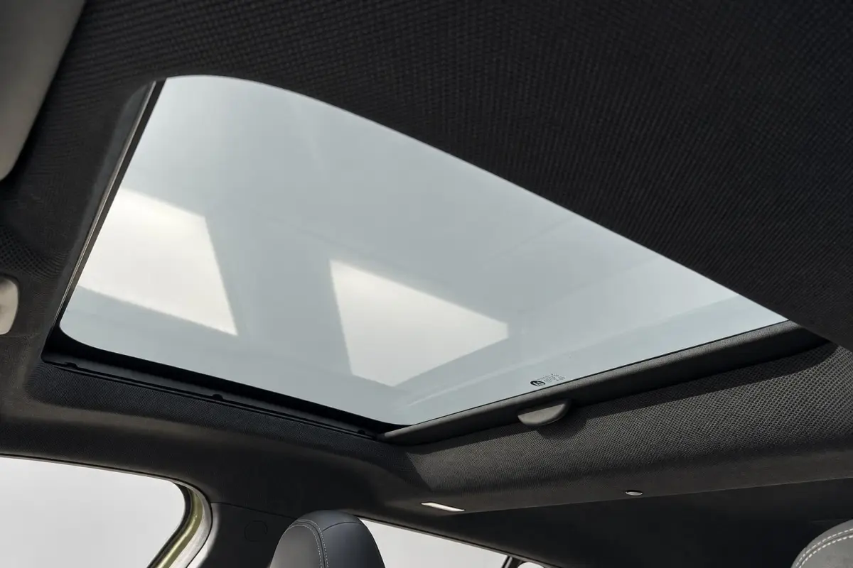 Summit 54 kWh | Electrisch Schuifdak | Stoelverwarming | Apple Carplay/Android Auto | LMV 18" | Warmtepomp |
