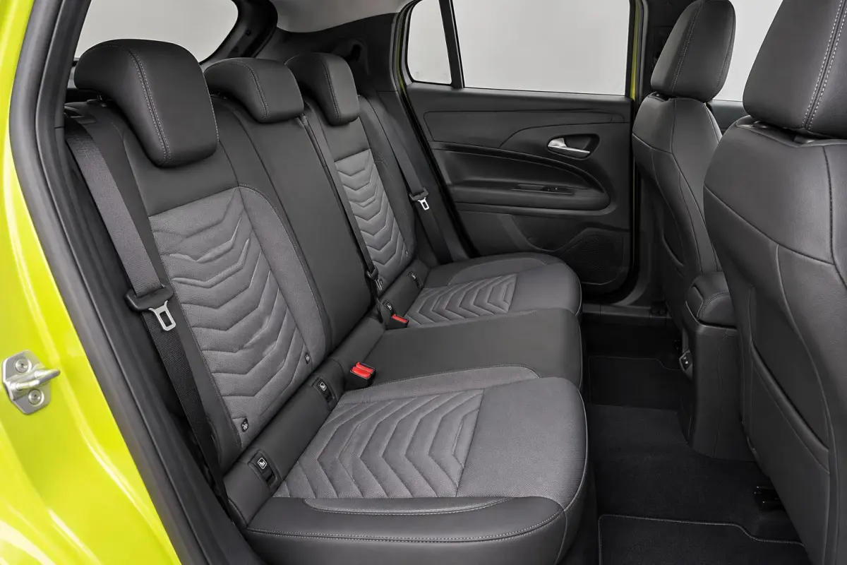 Summit 54 kWh | Electrisch Schuifdak | Stoelverwarming | Apple Carplay/Android Auto | LMV 18" | Warmtepomp |
