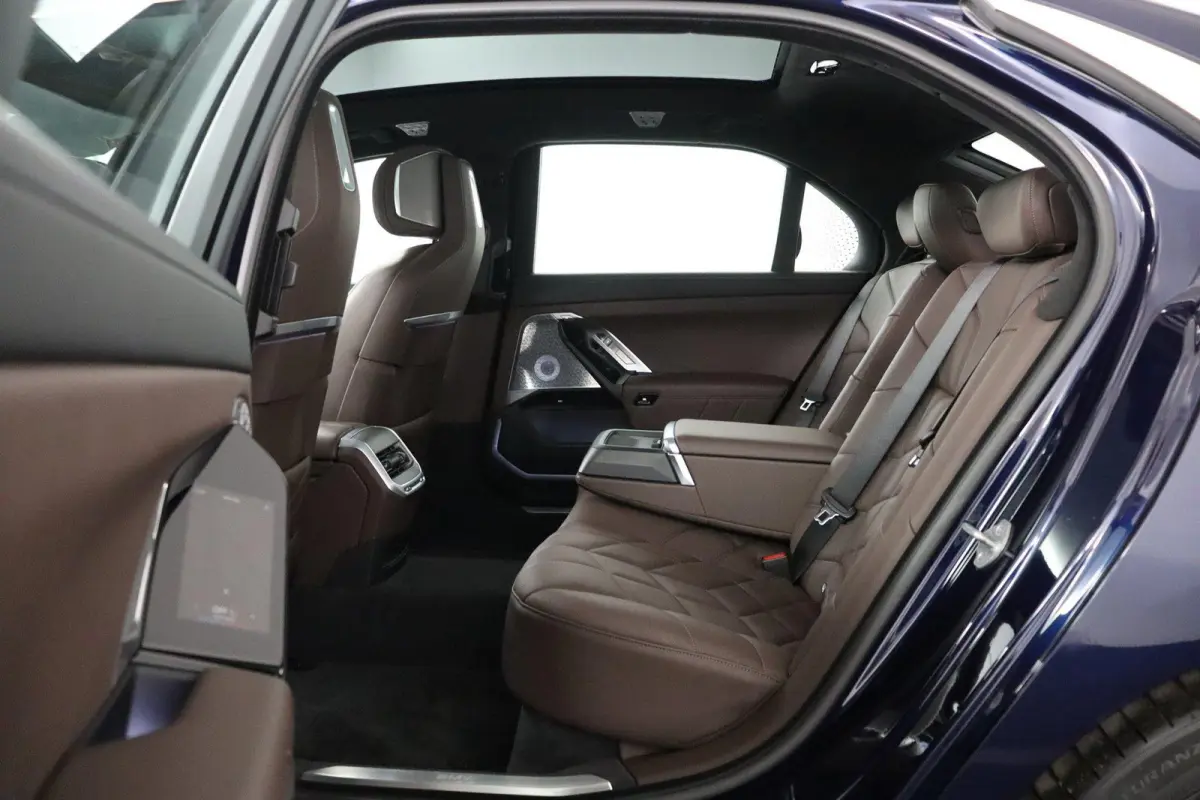 750e xDrive | SOH 100% | Individual Interieur Gran Lusso | Innovation Pack | Iconic Glow kristalkoplampen | Elektrisch openen en sluiten portieren | Panoramadak Sky Lounge | Driving Assistan