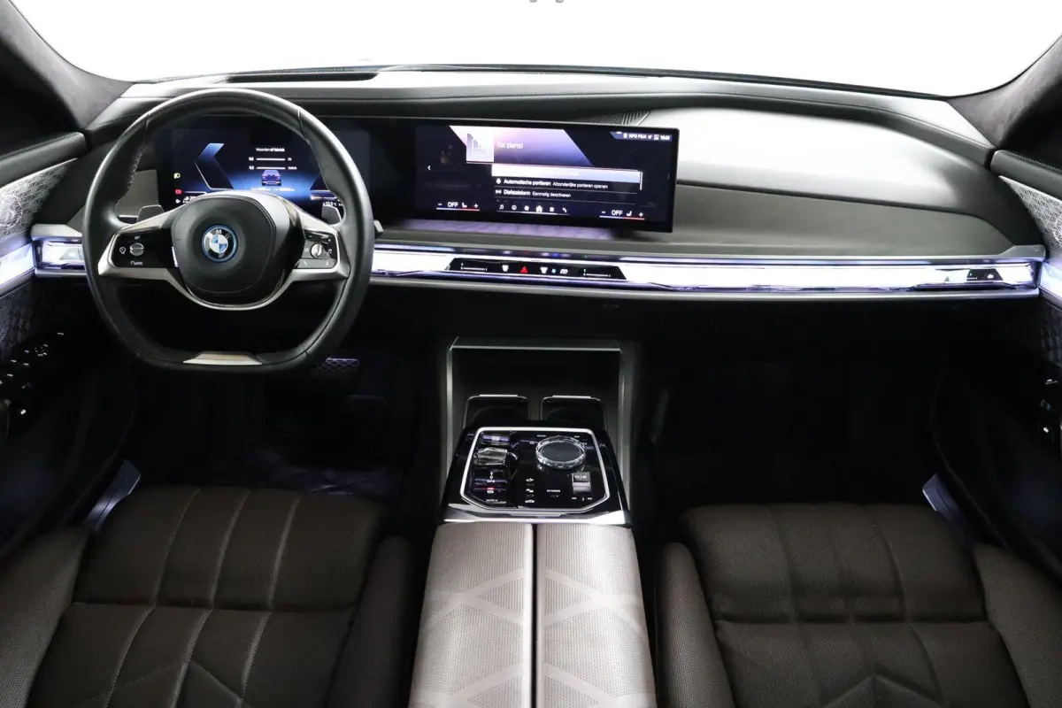 750e xDrive | SOH 100% | Individual Interieur Gran Lusso | Innovation Pack | Iconic Glow kristalkoplampen | Elektrisch openen en sluiten portieren | Panoramadak Sky Lounge | Driving Assistan