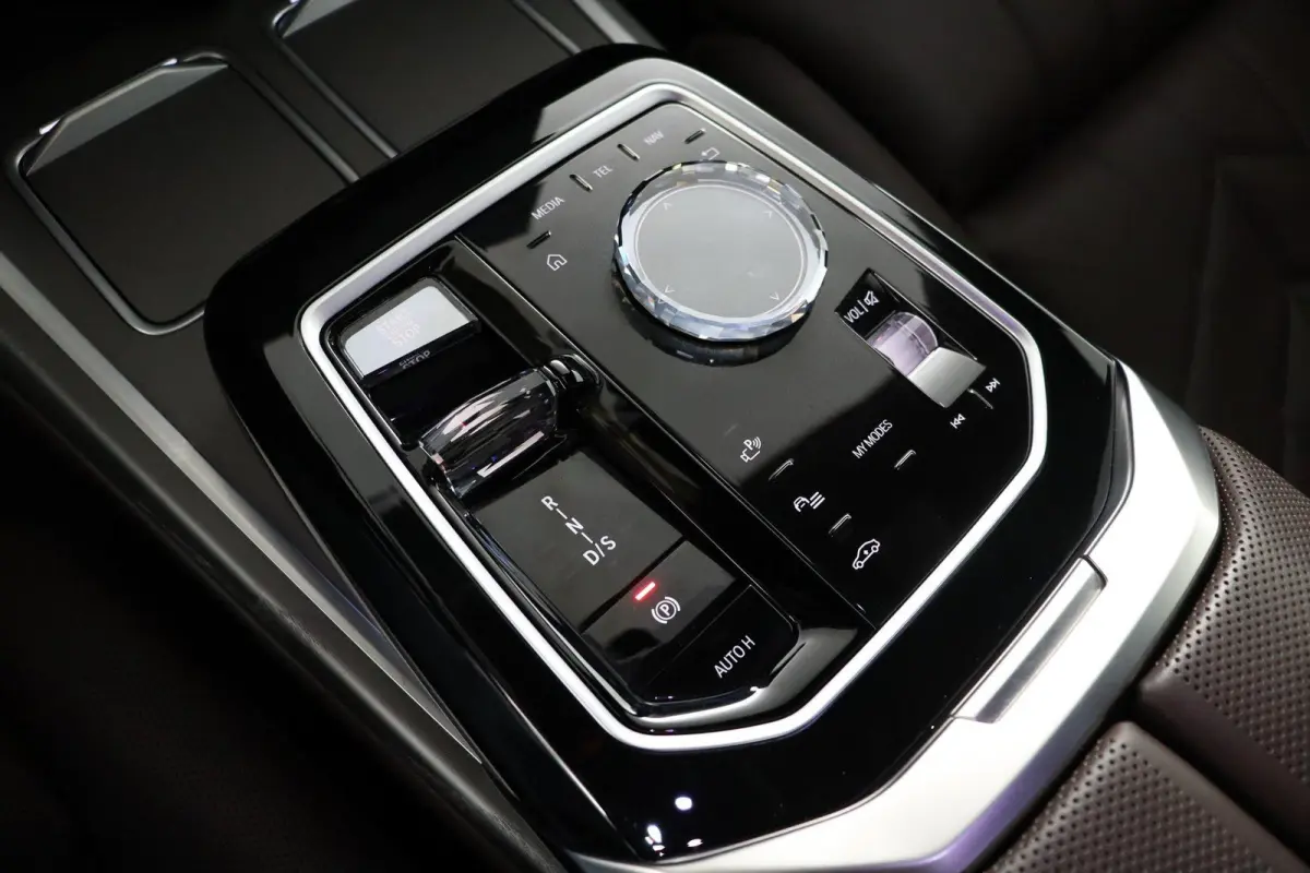 750e xDrive | SOH 100% | Individual Interieur Gran Lusso | Innovation Pack | Iconic Glow kristalkoplampen | Elektrisch openen en sluiten portieren | Panoramadak Sky Lounge | Driving Assistan
