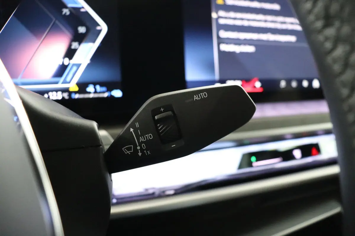 750e xDrive | SOH 100% | Individual Interieur Gran Lusso | Innovation Pack | Iconic Glow kristalkoplampen | Elektrisch openen en sluiten portieren | Panoramadak Sky Lounge | Driving Assistan