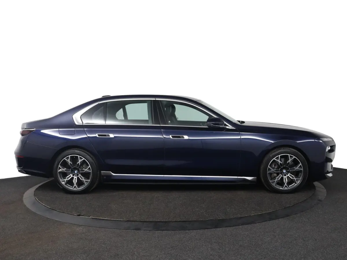 750e xDrive | SOH 100% | Individual Interieur Gran Lusso | Innovation Pack | Iconic Glow kristalkoplampen | Elektrisch openen en sluiten portieren | Panoramadak Sky Lounge | Driving Assistan