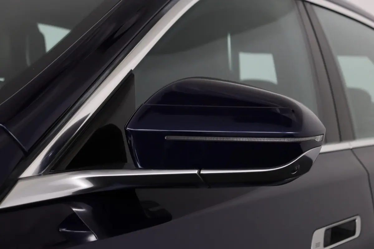 750e xDrive | SOH 100% | Individual Interieur Gran Lusso | Innovation Pack | Iconic Glow kristalkoplampen | Elektrisch openen en sluiten portieren | Panoramadak Sky Lounge | Driving Assistan