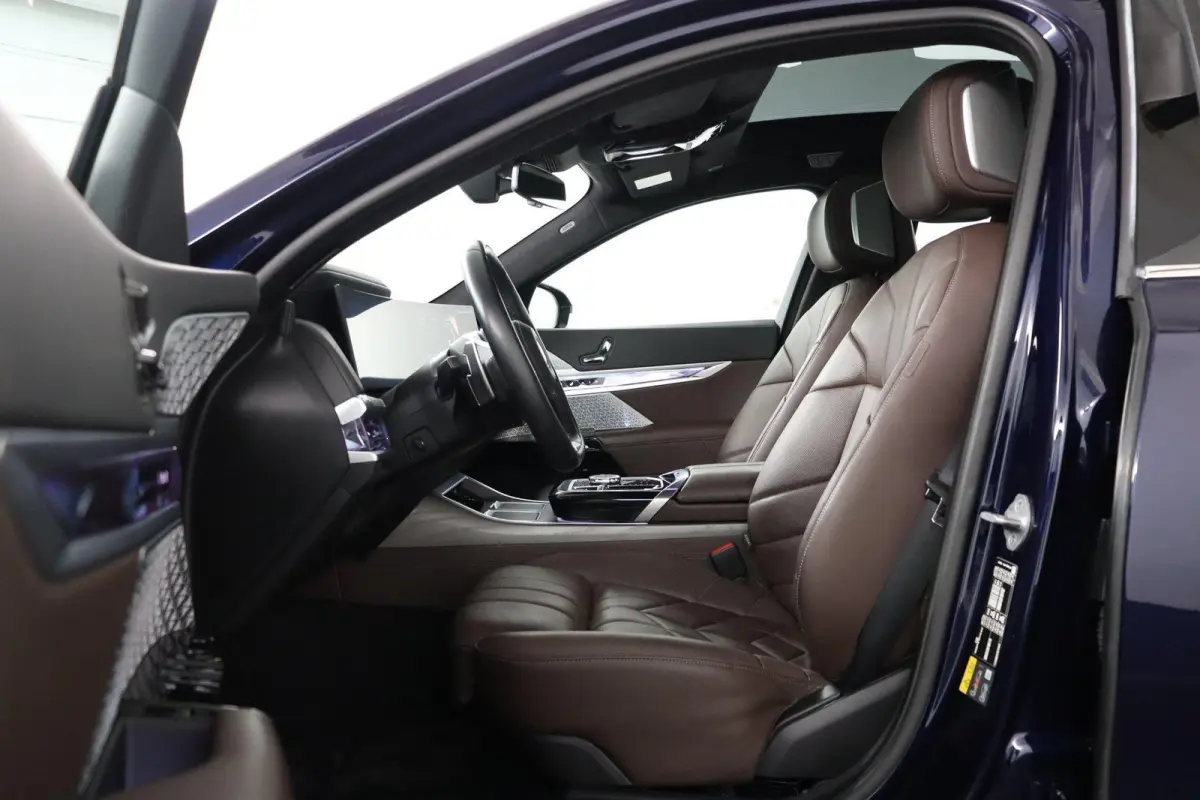 750e xDrive | SOH 100% | Individual Interieur Gran Lusso | Innovation Pack | Iconic Glow kristalkoplampen | Elektrisch openen en sluiten portieren | Panoramadak Sky Lounge | Driving Assistan