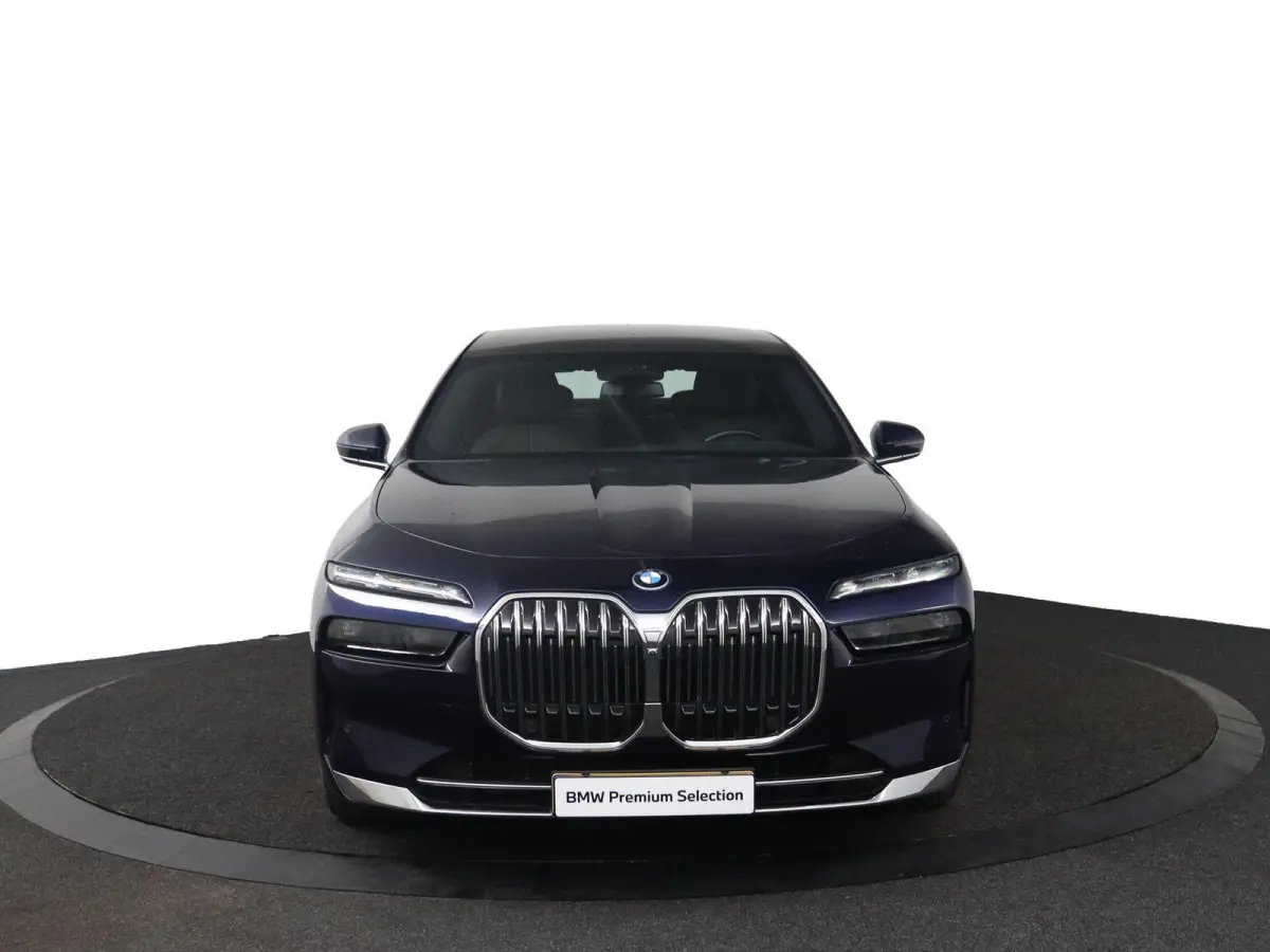 750e xDrive | SOH 100% | Individual Interieur Gran Lusso | Innovation Pack | Iconic Glow kristalkoplampen | Elektrisch openen en sluiten portieren | Panoramadak Sky Lounge | Driving Assistan