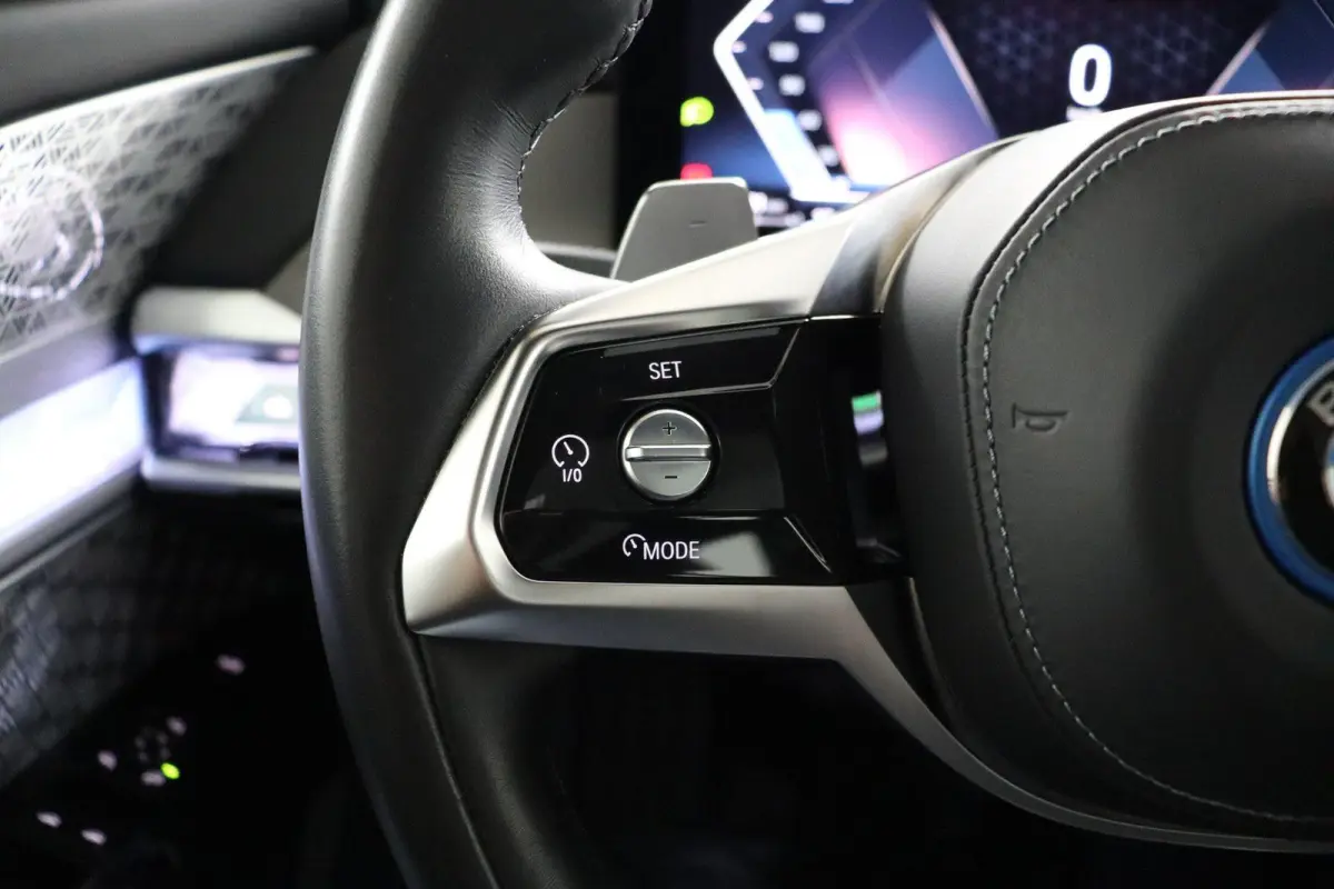 750e xDrive | SOH 100% | Individual Interieur Gran Lusso | Innovation Pack | Iconic Glow kristalkoplampen | Elektrisch openen en sluiten portieren | Panoramadak Sky Lounge | Driving Assistan