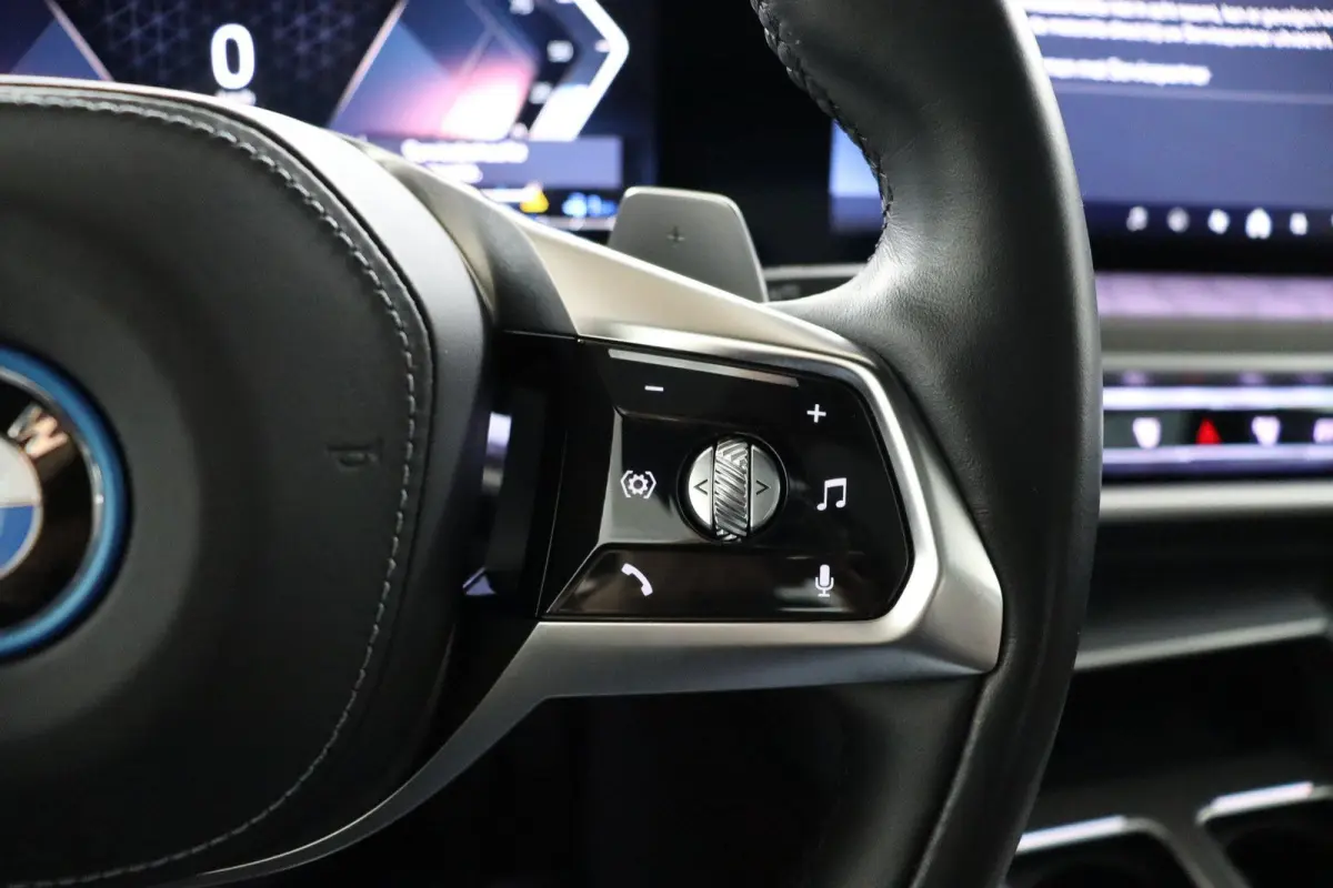 750e xDrive | SOH 100% | Individual Interieur Gran Lusso | Innovation Pack | Iconic Glow kristalkoplampen | Elektrisch openen en sluiten portieren | Panoramadak Sky Lounge | Driving Assistan