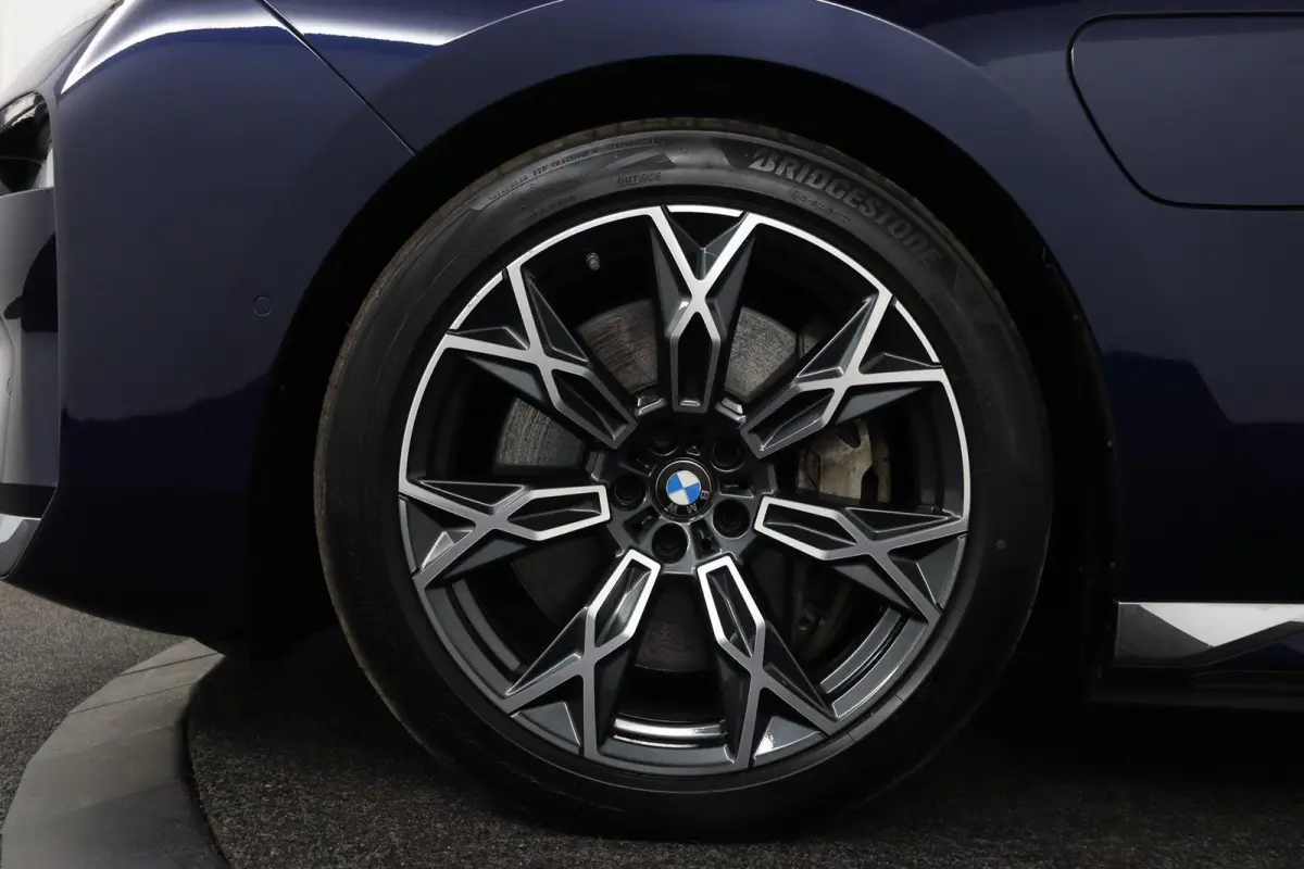 750e xDrive | SOH 100% | Individual Interieur Gran Lusso | Innovation Pack | Iconic Glow kristalkoplampen | Elektrisch openen en sluiten portieren | Panoramadak Sky Lounge | Driving Assistan