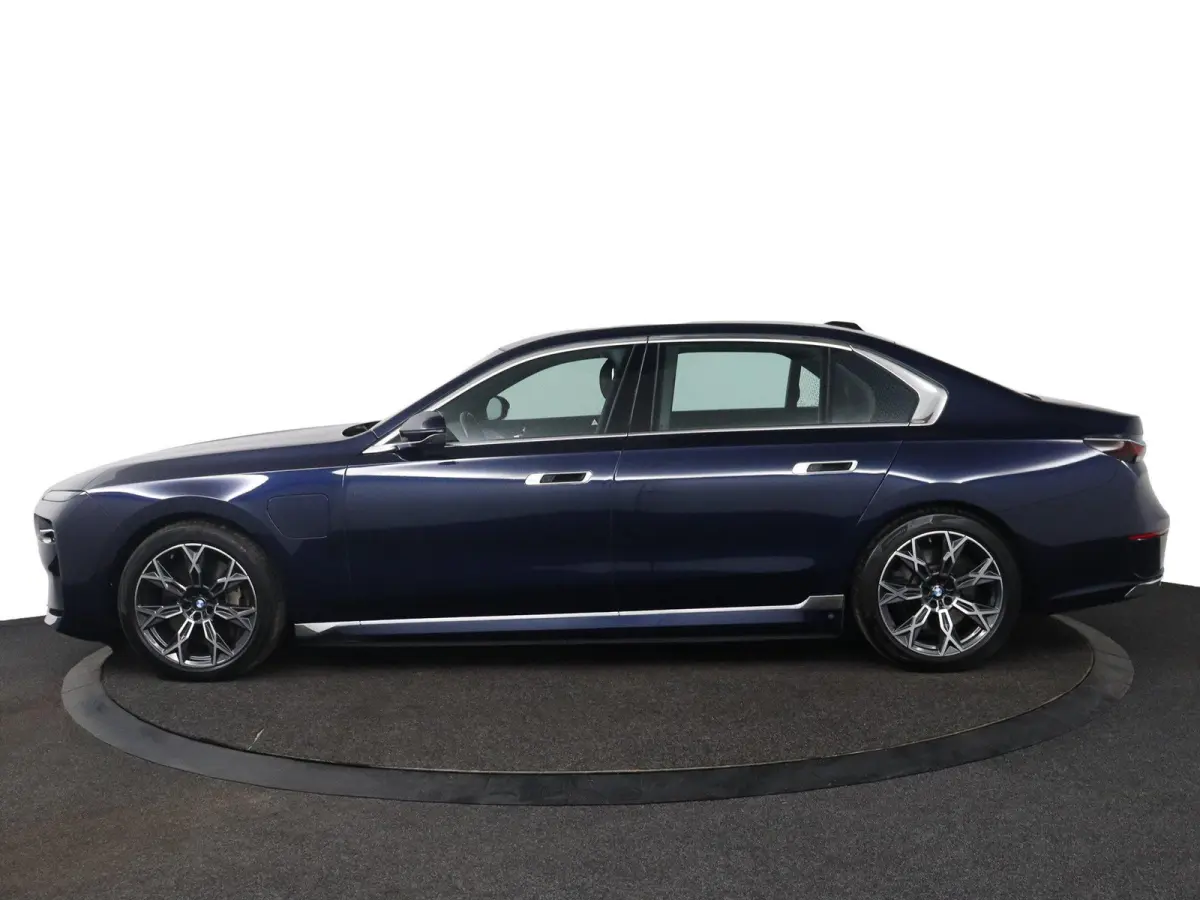750e xDrive | SOH 100% | Individual Interieur Gran Lusso | Innovation Pack | Iconic Glow kristalkoplampen | Elektrisch openen en sluiten portieren | Panoramadak Sky Lounge | Driving Assistan