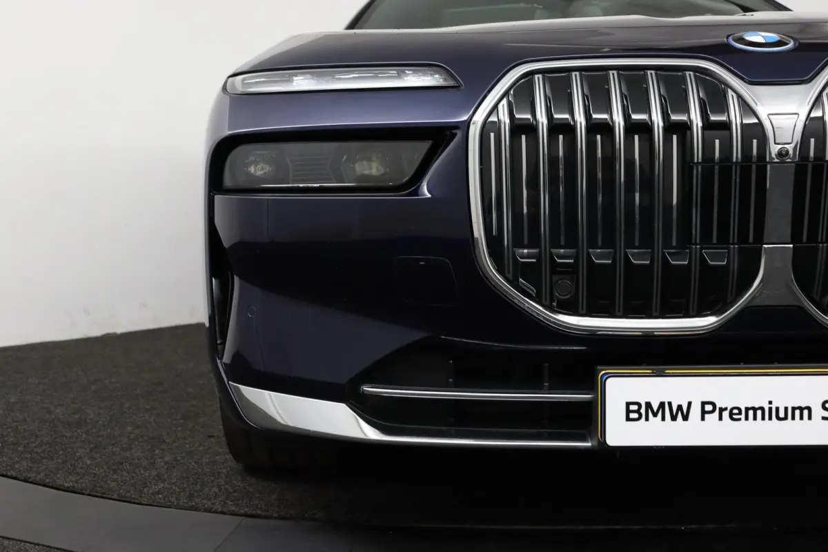 750e xDrive | SOH 100% | Individual Interieur Gran Lusso | Innovation Pack | Iconic Glow kristalkoplampen | Elektrisch openen en sluiten portieren | Panoramadak Sky Lounge | Driving Assistan