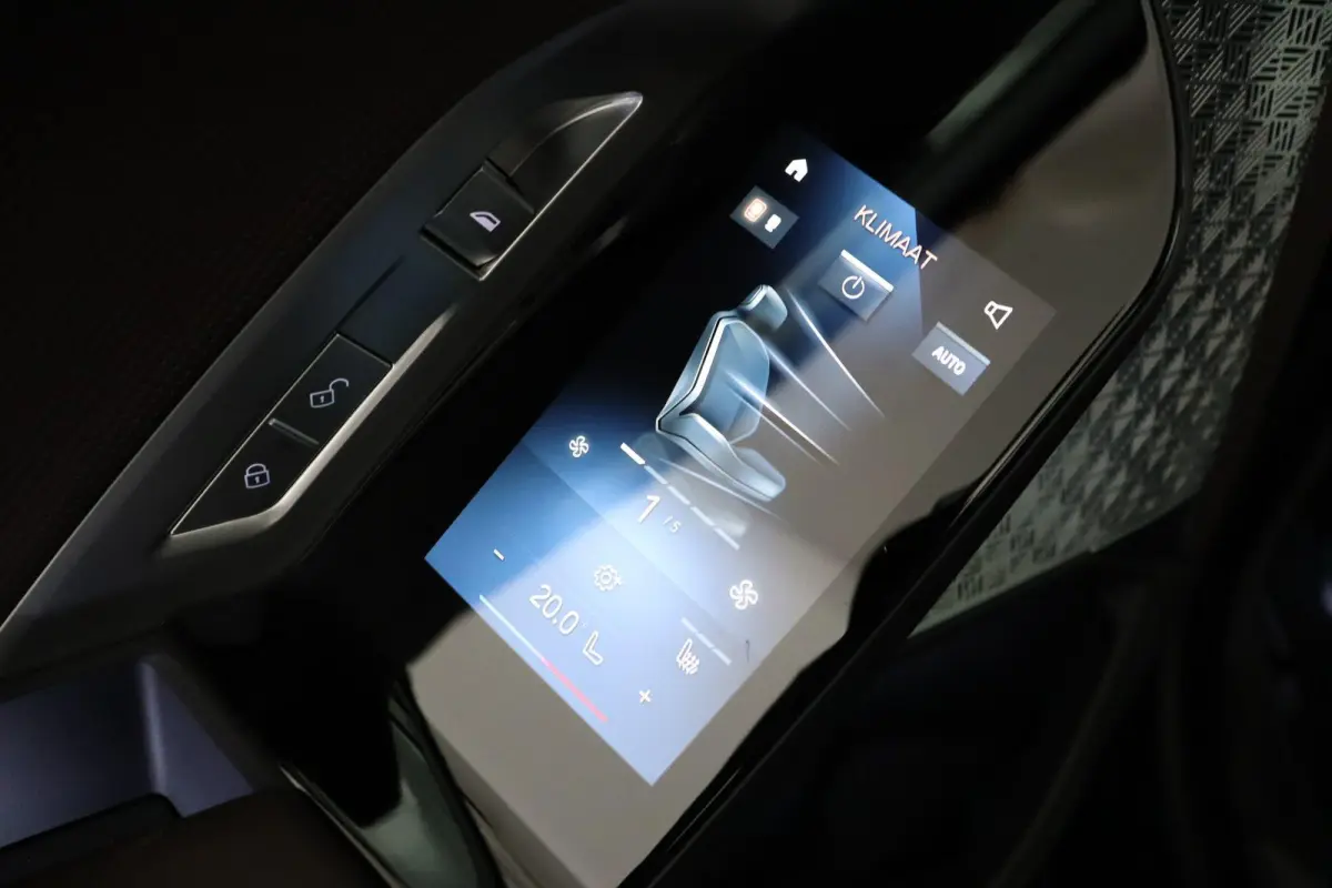 750e xDrive | SOH 100% | Individual Interieur Gran Lusso | Innovation Pack | Iconic Glow kristalkoplampen | Elektrisch openen en sluiten portieren | Panoramadak Sky Lounge | Driving Assistan