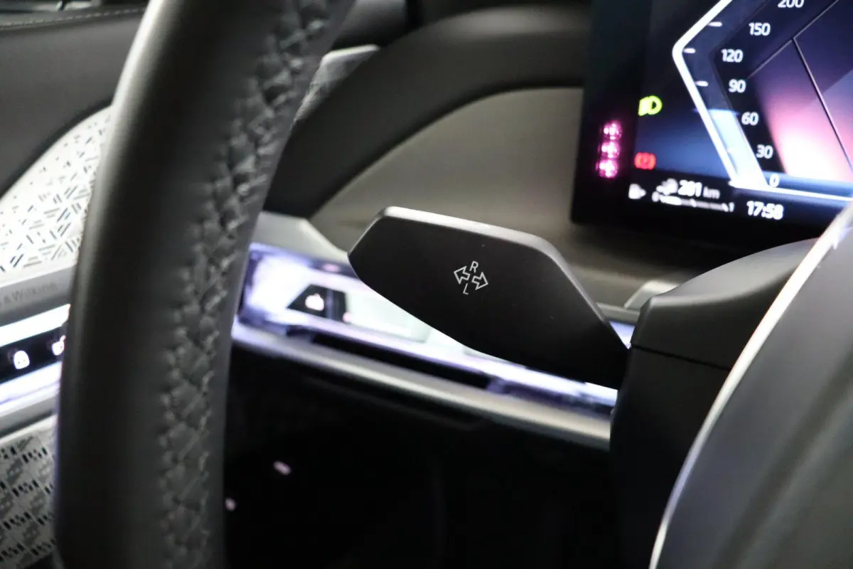 750e xDrive | SOH 100% | Individual Interieur Gran Lusso | Innovation Pack | Iconic Glow kristalkoplampen | Elektrisch openen en sluiten portieren | Panoramadak Sky Lounge | Driving Assistan