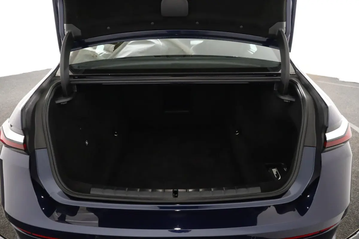 750e xDrive | SOH 100% | Individual Interieur Gran Lusso | Innovation Pack | Iconic Glow kristalkoplampen | Elektrisch openen en sluiten portieren | Panoramadak Sky Lounge | Driving Assistan
