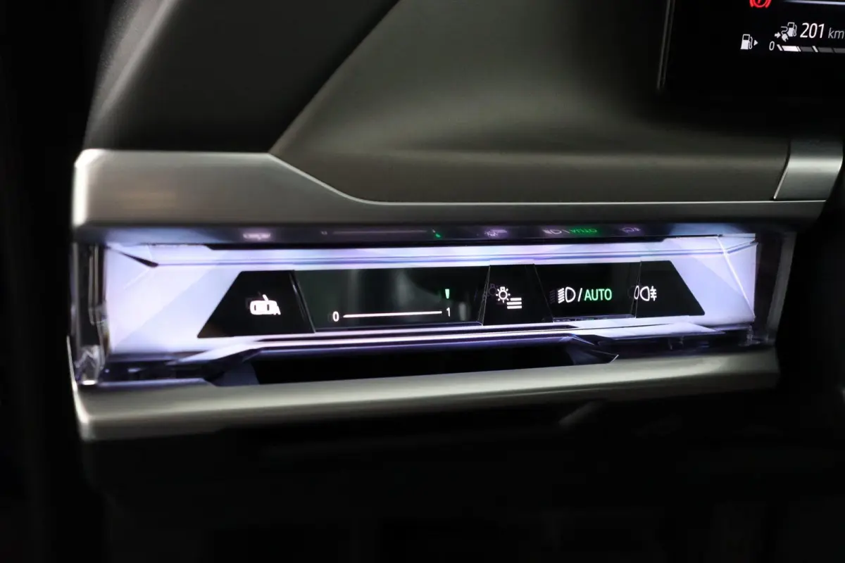 750e xDrive | SOH 100% | Individual Interieur Gran Lusso | Innovation Pack | Iconic Glow kristalkoplampen | Elektrisch openen en sluiten portieren | Panoramadak Sky Lounge | Driving Assistan