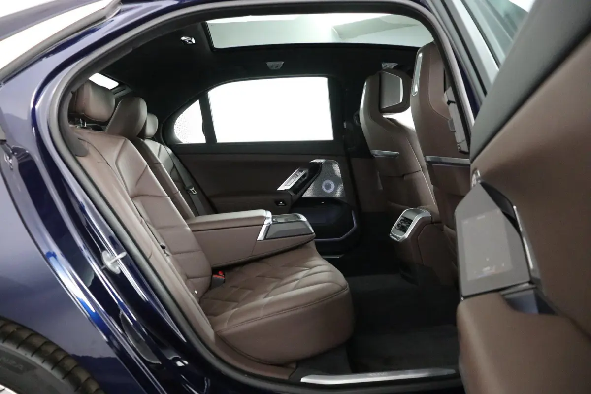 750e xDrive | SOH 100% | Individual Interieur Gran Lusso | Innovation Pack | Iconic Glow kristalkoplampen | Elektrisch openen en sluiten portieren | Panoramadak Sky Lounge | Driving Assistan