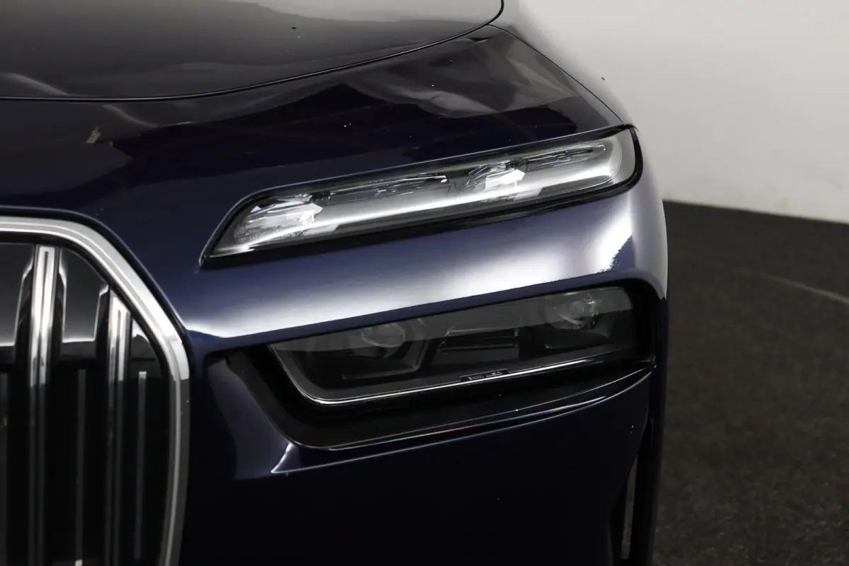 750e xDrive | SOH 100% | Individual Interieur Gran Lusso | Innovation Pack | Iconic Glow kristalkoplampen | Elektrisch openen en sluiten portieren | Panoramadak Sky Lounge | Driving Assistan