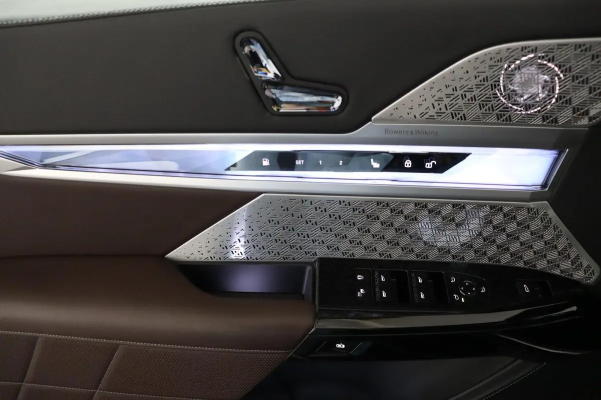 750e xDrive | SOH 100% | Individual Interieur Gran Lusso | Innovation Pack | Iconic Glow kristalkoplampen | Elektrisch openen en sluiten portieren | Panoramadak Sky Lounge | Driving Assistan