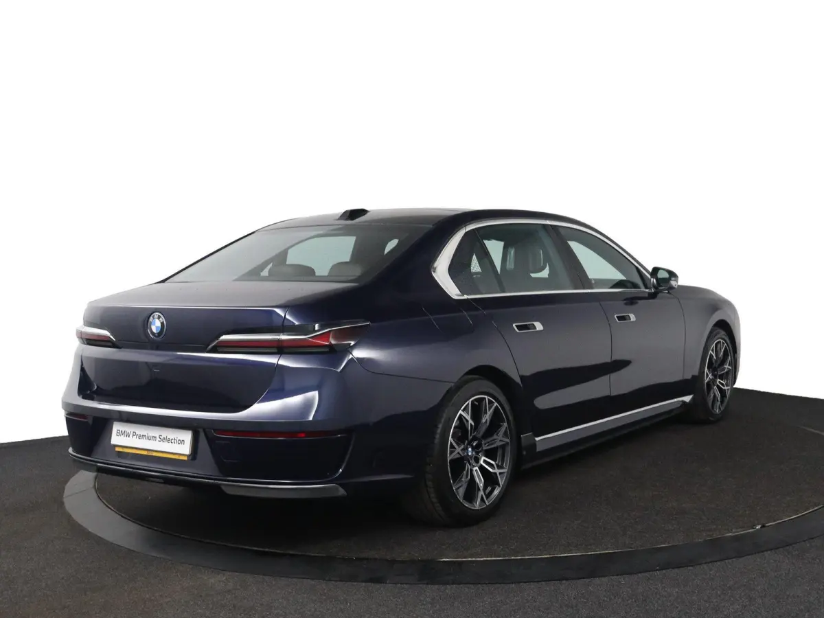 750e xDrive | SOH 100% | Individual Interieur Gran Lusso | Innovation Pack | Iconic Glow kristalkoplampen | Elektrisch openen en sluiten portieren | Panoramadak Sky Lounge | Driving Assistan