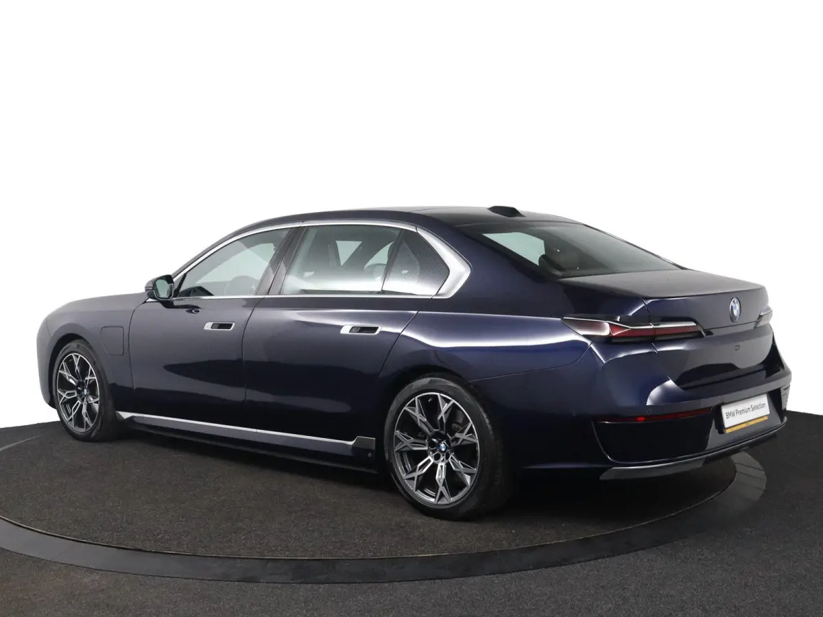 750e xDrive | SOH 100% | Individual Interieur Gran Lusso | Innovation Pack | Iconic Glow kristalkoplampen | Elektrisch openen en sluiten portieren | Panoramadak Sky Lounge | Driving Assistan