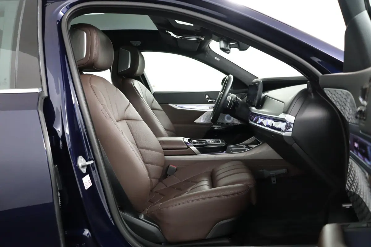 750e xDrive | SOH 100% | Individual Interieur Gran Lusso | Innovation Pack | Iconic Glow kristalkoplampen | Elektrisch openen en sluiten portieren | Panoramadak Sky Lounge | Driving Assistan