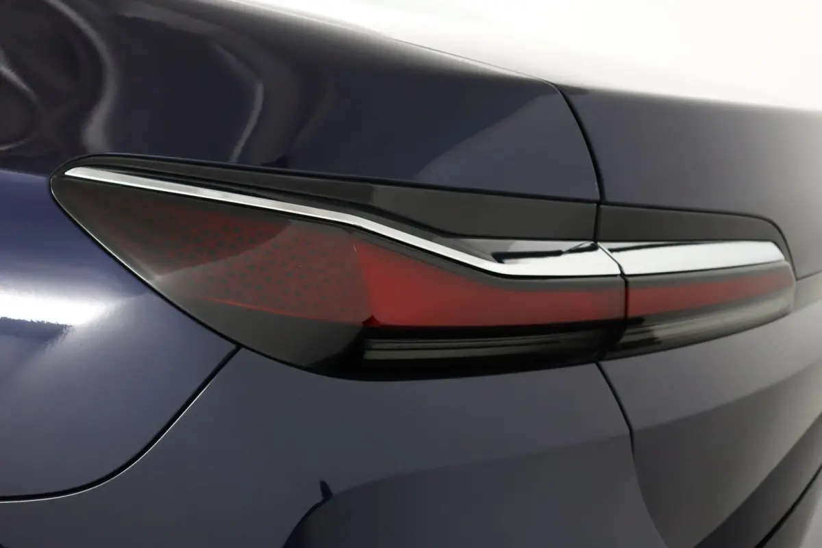 750e xDrive | SOH 100% | Individual Interieur Gran Lusso | Innovation Pack | Iconic Glow kristalkoplampen | Elektrisch openen en sluiten portieren | Panoramadak Sky Lounge | Driving Assistan