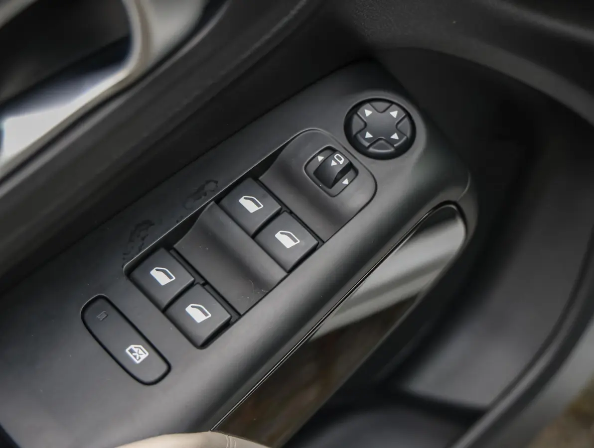 1.6 225pk Hybrid Shine | Accutest 93% | Elektrisch verstelbare stoel | Automatische Achterklep | Camera voor en achter | Navigatie